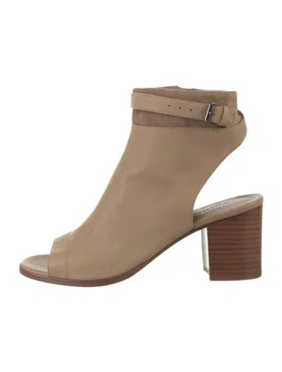 Pre-owned Vince Leather Sandals In Neutrals
