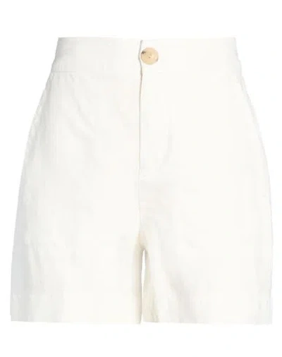 Vince . Woman Shorts & Bermuda Shorts White Size 0 Hemp