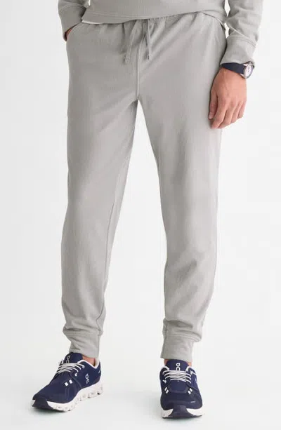 Vineyard Vines Calmwater Joggers In Gray