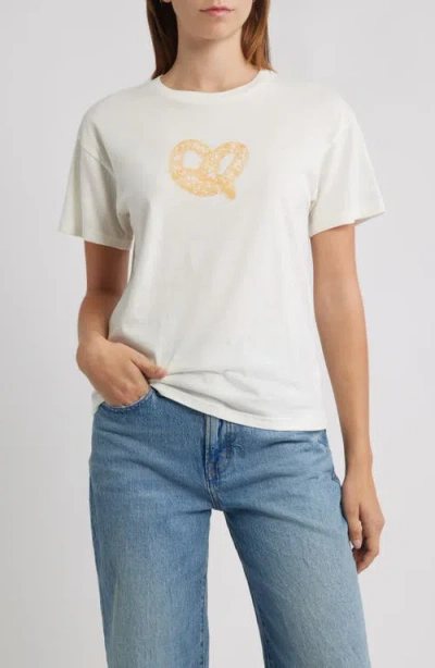 Vinyl Icons Pretzel Graphic T-shirt In White