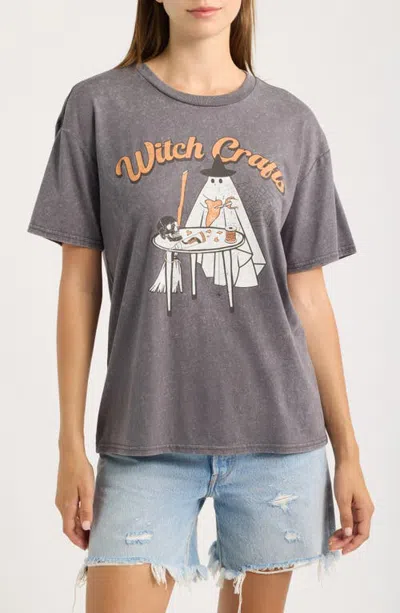 Vinyl Icons Witch Crafts Ghost Graphic T-shirt In Blackened Pearl