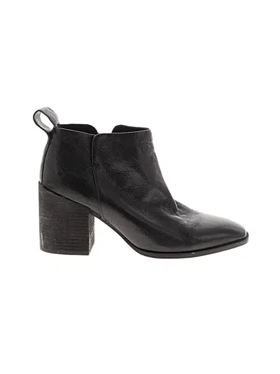 Pre-owned Vionic Ankle Boots In Black