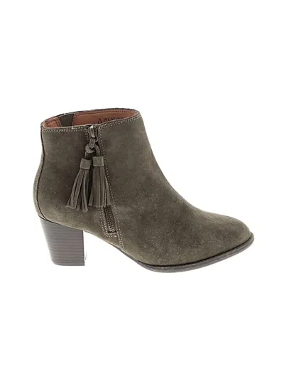 Pre-owned Vionic Ankle Boots In Green