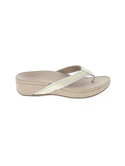 Pre-owned Vionic Flip Flops In Ivory