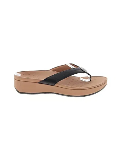 Pre-owned Vionic Flip Flops In Tan