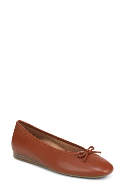 Vionic Larissa Ballet Flat In Brown