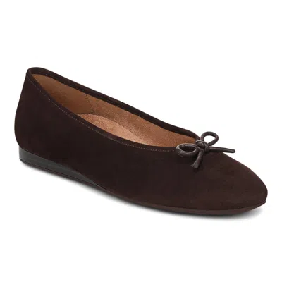 Vionic Larissa Wedge Flat In Chocolate Ganache Suede