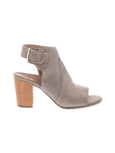 Pre-owned Vionic Sandals In Gray