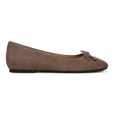 Vionic Women's Klara Ballet Flat Shoes In Driftwood In White