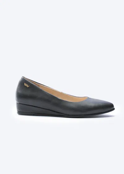 Viscata Roma Leather Flats In Black