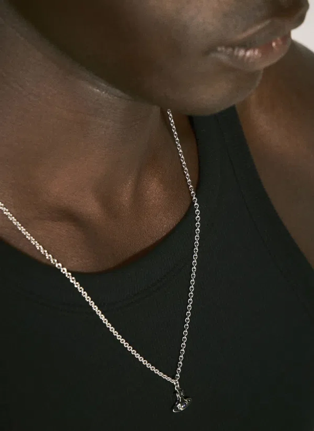 Vivienne Westwood｜ (ELIZA PENDANT (630203FT 02S397)) Man. Eliza Pendant Necklace in RUTHENIUM-GREY-WHITE-MOP