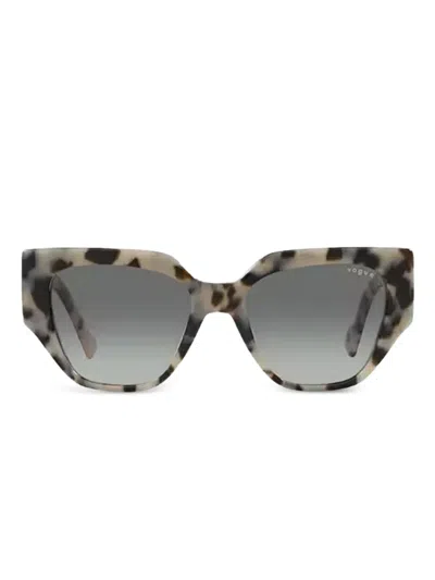 Vogue Eyewear 几何镜框太阳眼镜 In Neutral