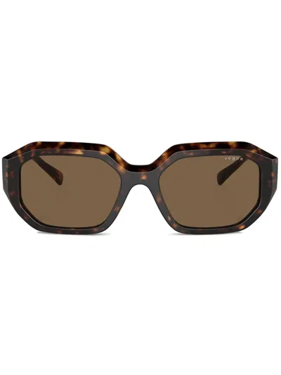 Vogue Eyewear 玳瑁纹效果太阳眼镜 In Brown
