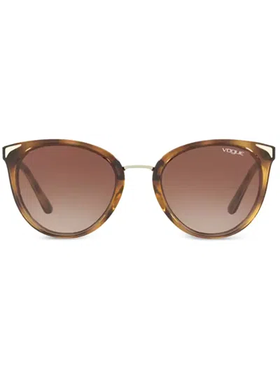 Vogue Eyewear 玳瑁纹效果太阳眼镜 In Brown