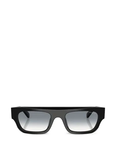 Vogue 方形镜框太阳眼镜 In Black