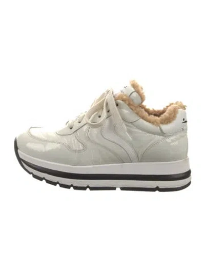 Pre-owned Voile Blanche Patent Leather Fur Trim Sneakers In White