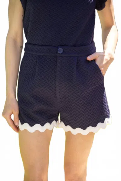 Voy Wavy Trim Hem Double Pocket Short In Navy