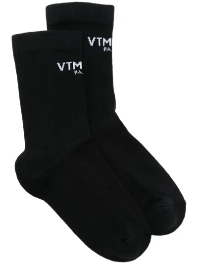 Vtmnts Intarsia-knit Logo Socks In Black