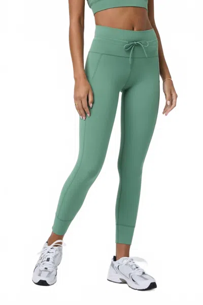 Vuori Daily Pocket Legging In Hedge Green