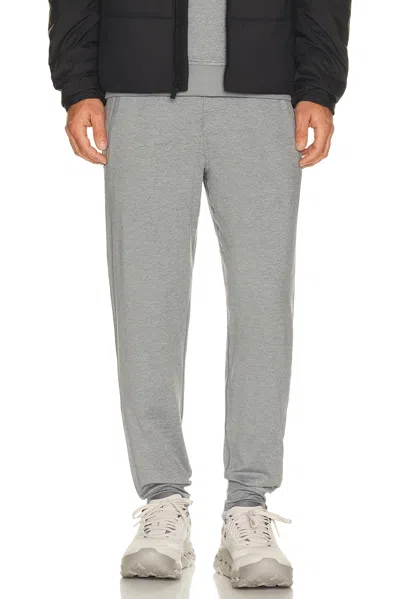 Vuori Ponto Performance 28 Jogger In Grey Heather