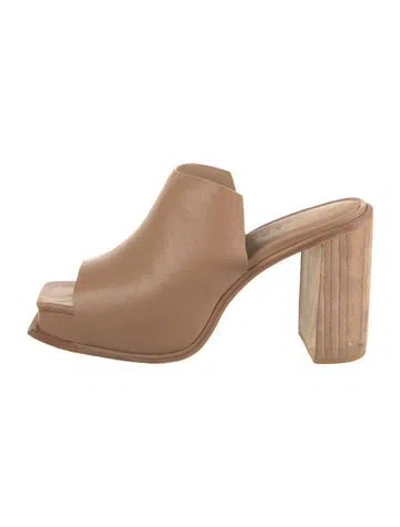 Pre-owned Wal & Pai Leather Sandals In Neutrals