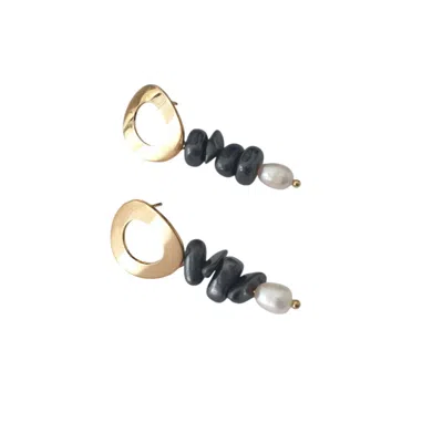 Way To Chic Women's Black / Gold Hematite & Pearl Earrings On Gold Plated Disc Studs