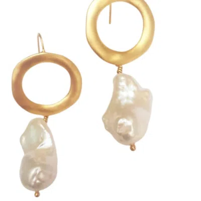 Way To Chic Women's Gold / White Baroque Pearl Earrings On Gold Plated Circles