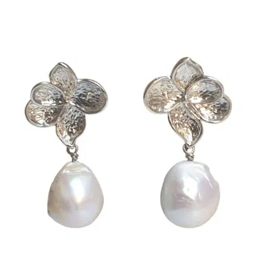 Way To Chic Women's White / Silver Baroque Pearl Flower Earrings