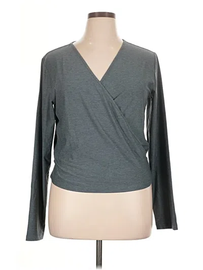 Pre-owned We Wander Long Sleeve Top Gray V-neck Tops