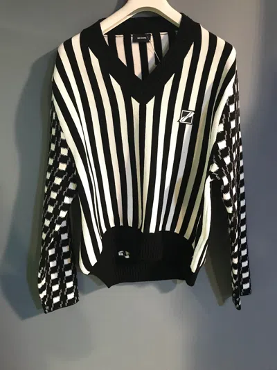 We11 Done V-collar Matching Color Sweater In Black