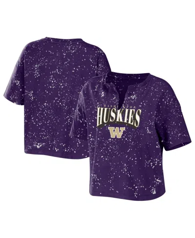 Wear By Erin Andrews Women's  Purple Washington Huskies Bleach Wash Splatter Cropped Notch Neck T-shi