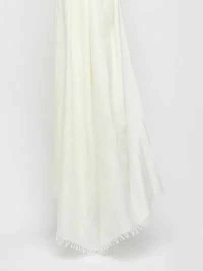 Weekend Classe In White