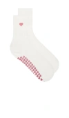 Wellbeing + Beingwell Breathe Grip Sock In 白色，浆果色