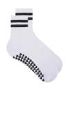 Wellbeing + Beingwell Striped Half Crew Grip Sock In 白色&黑色