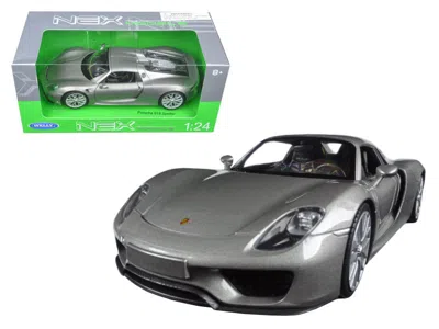 Welly Porsche 918 Spyder Silver Closed Roof 1/24 Diecast Model Car By  In Gray