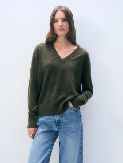 White & Warren Cashmere V Neck Sweater In Thyme Heather In Green