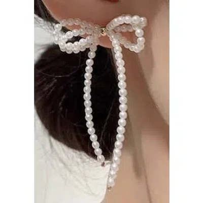 White Leaf White Pearl Bow Earrings