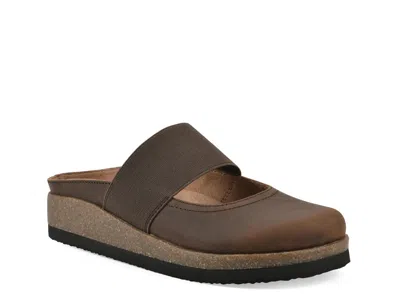 White Mountain Bassi Clog In Brown