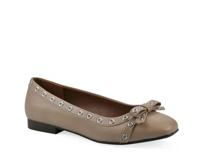 White Mountain Bodhi Flat In Brown