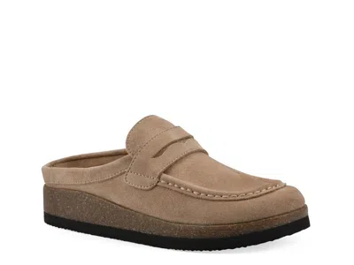 White Mountain Brinlee Clog In Sand