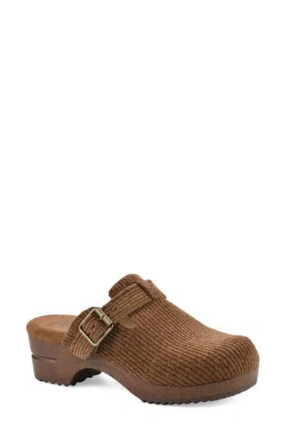 White Mountain Footwear Bistro Platform Clog In Pecan/ Fabric