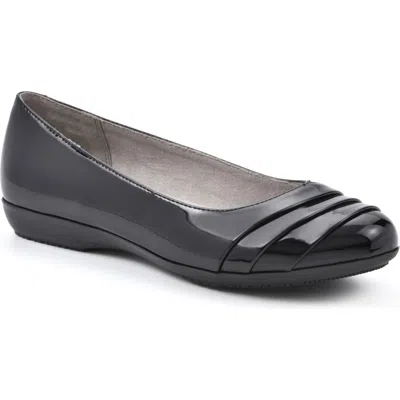 White Mountain Footwear Clara Ballet Flat In Black/patent