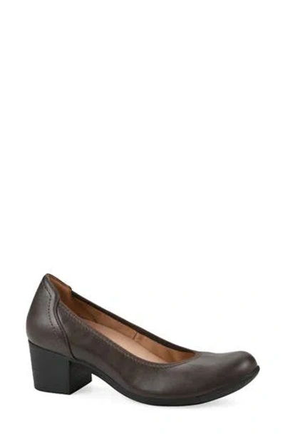 White Mountain Footwear Tripton Block Heel Pump In Brown/ Grainy/ Smooth