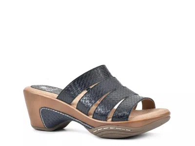 White Mountain Valora Platform Sandal In Black