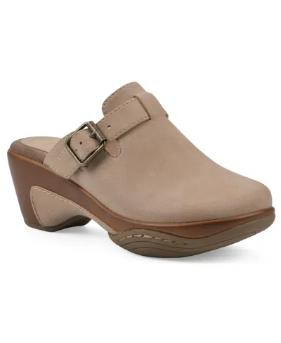 White Mountain Women's Viewed Slip-on Clogs In Sand Smooth