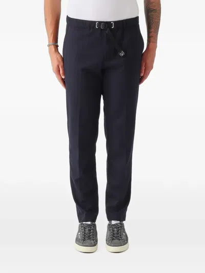 White Sand Belted Pleated Tapered Trousers In 블루