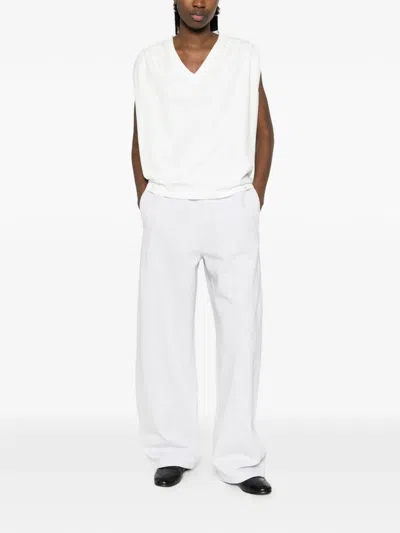 Woc Matera V-neck Sleeveless Vest In White