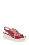 Wonders Platform Sandal In Lack Berry
