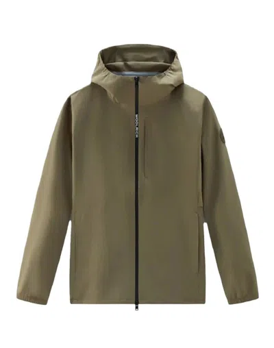 Woolrich Logo-patch Hooded Zipped Jacket In Verde