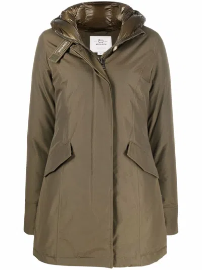 Woolrich Matte Olive Green Parka With Fitted Silhouette And Functional Design